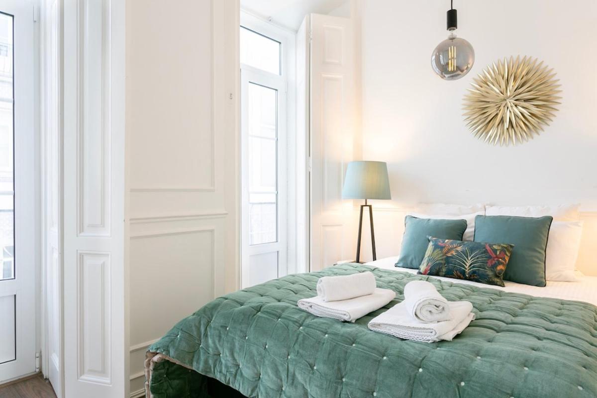 Exquisite 2bdr Flat With Balcony In Lisbon's Heart