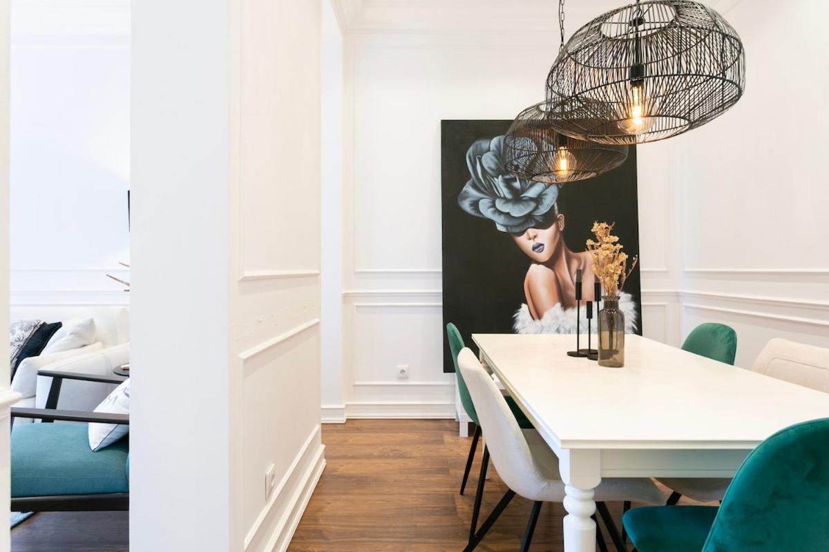 Exquisite 2bdr Flat With Balcony In Lisbon's Heart *