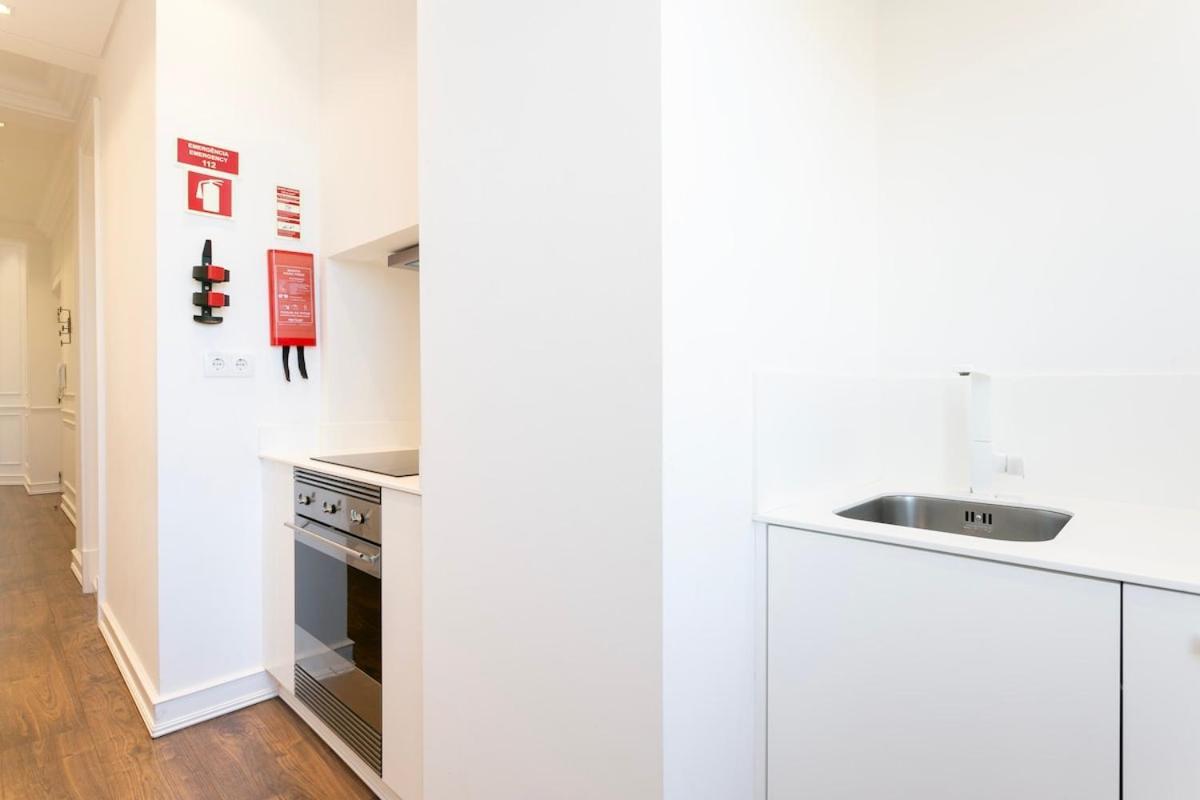 Exquisite 2bdr Flat With Balcony In Lisbon's Heart
