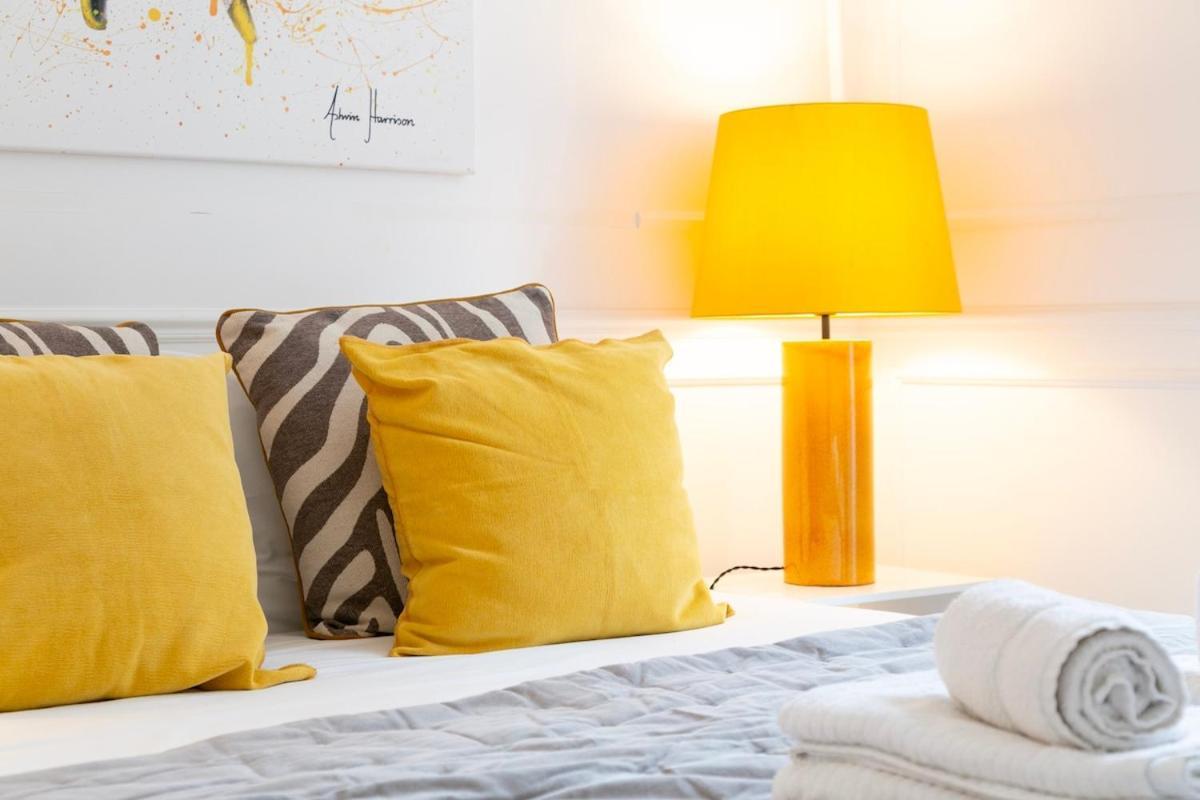 Exquisite 2bdr Flat With Balcony In Lisbon's Heart *