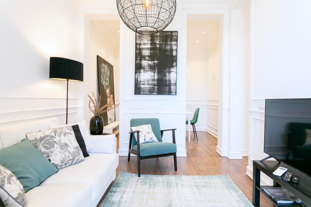 Apartment Exquisite 2bdr Flat With Balcony In Lisbon's Heart *