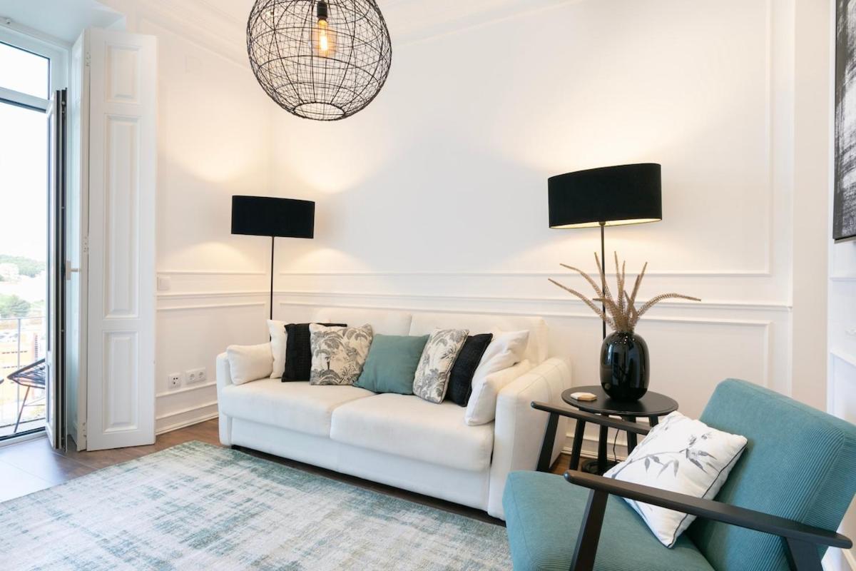 Exquisite 2bdr Flat With Balcony In Lisbon's Heart Lissabon