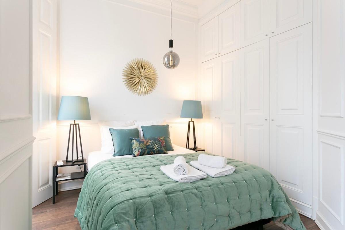 Exquisite 2bdr Flat With Balcony In Lisbon's Heart Apartment