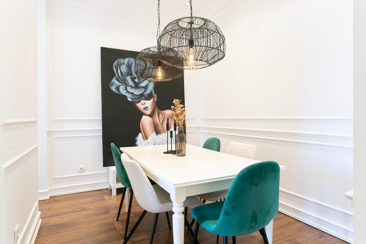 Exquisite 2bdr Flat With Balcony In Lisbon's Heart *