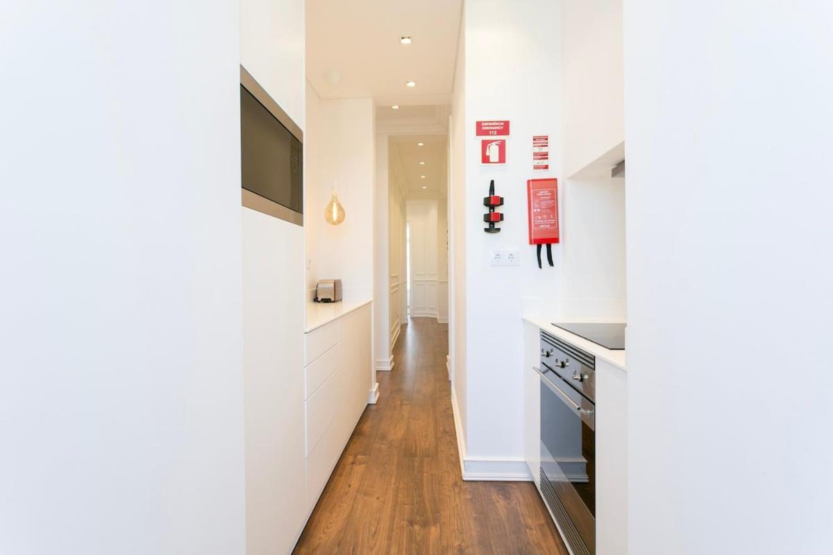 Exquisite 2bdr Flat With Balcony In Lisbon's Heart * Lissabon