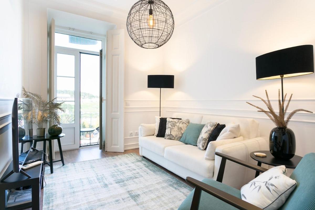 Exquisite 2bdr Flat With Balcony In Lisbon's Heart Apartment